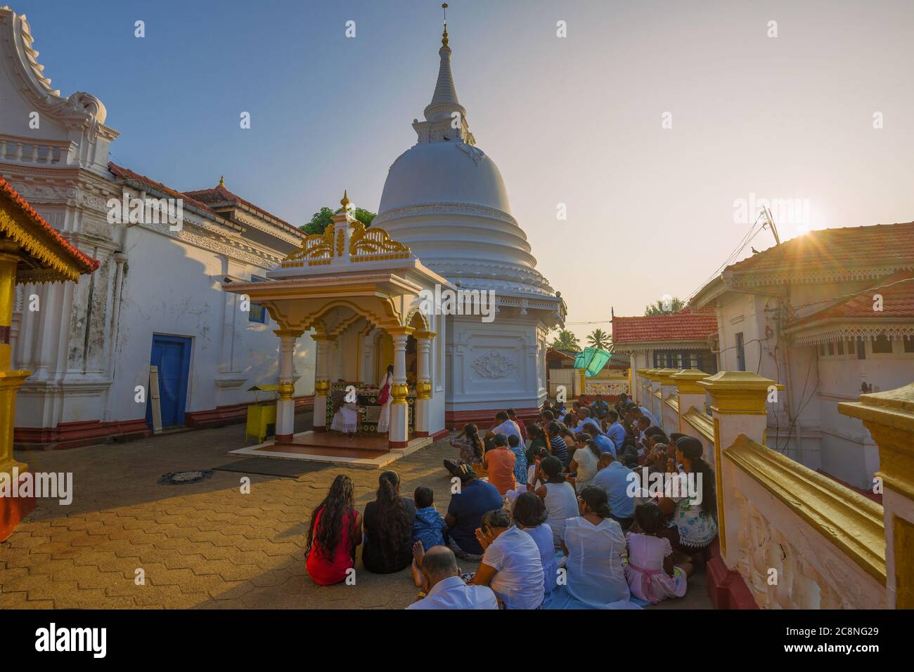 BERUWALA, SRI LANKA - 16. FEBRUAR 2020: Morgengebet im buddhistischen Tempel des Kande Viharaya Tempels Stockfoto