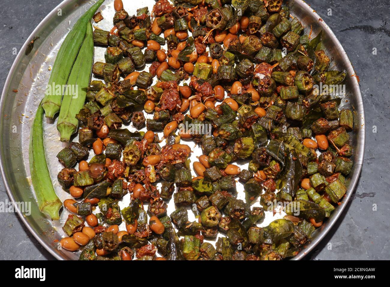 Frische Young Lady Finger braten oder Okra auf weißem Hintergrund Stockfoto