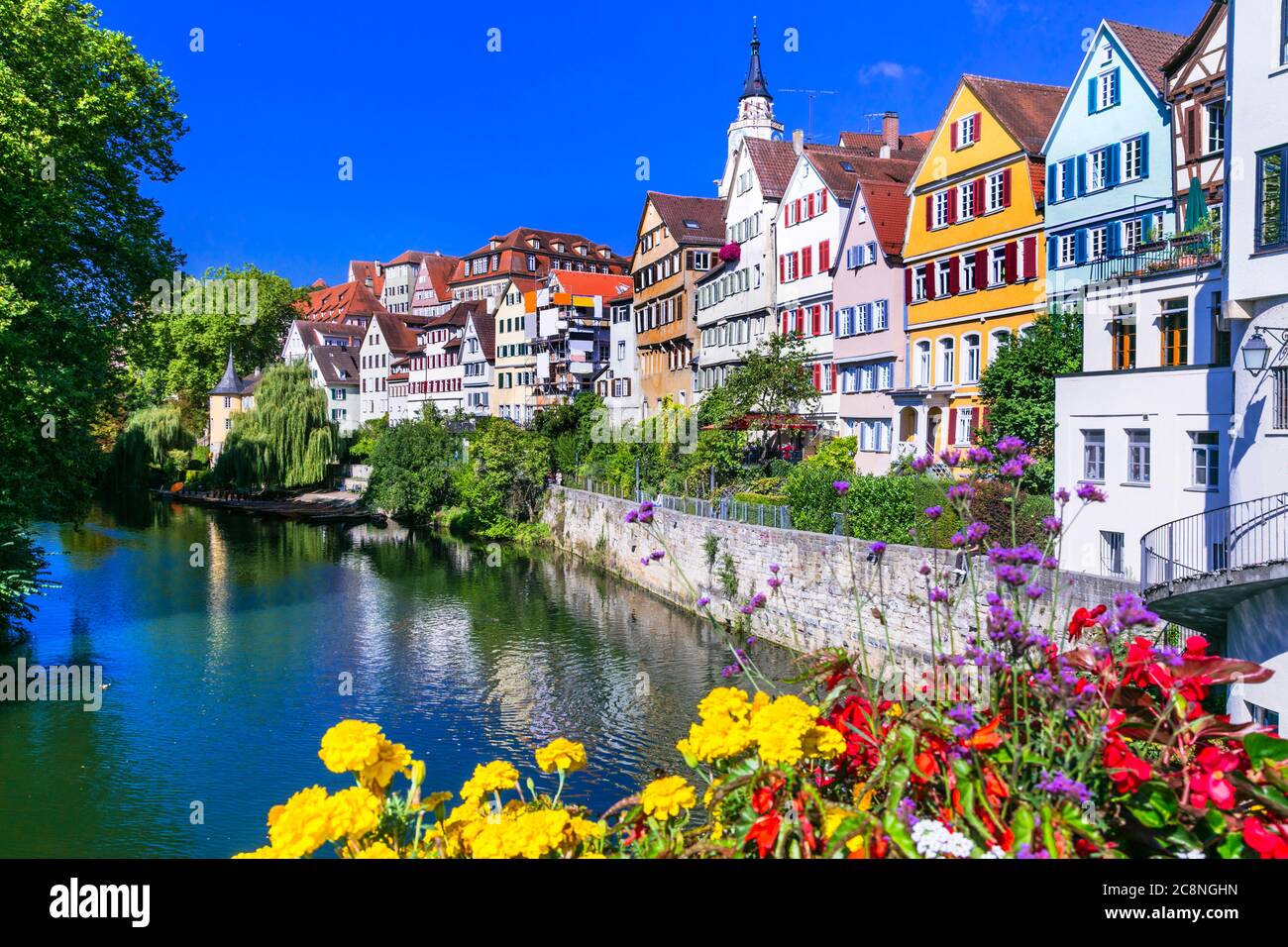 Die buntesten Städte - traditionelle Stadt Tübingen, die von Blumen geschmückt ist. Deutschland Stockfoto