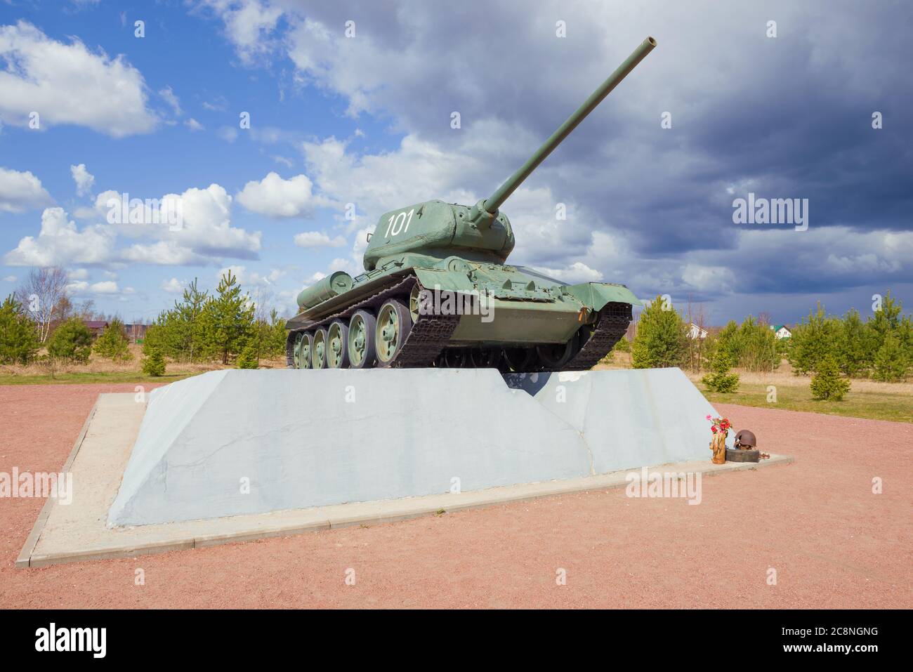 KIROVSK, RUSSLAND - 26. APRIL 2020: Blick auf das Denkmal des Panzers T-34-85 auf dem Newskiy-Patch am Aprilnachmittag. Leningrad Stockfoto