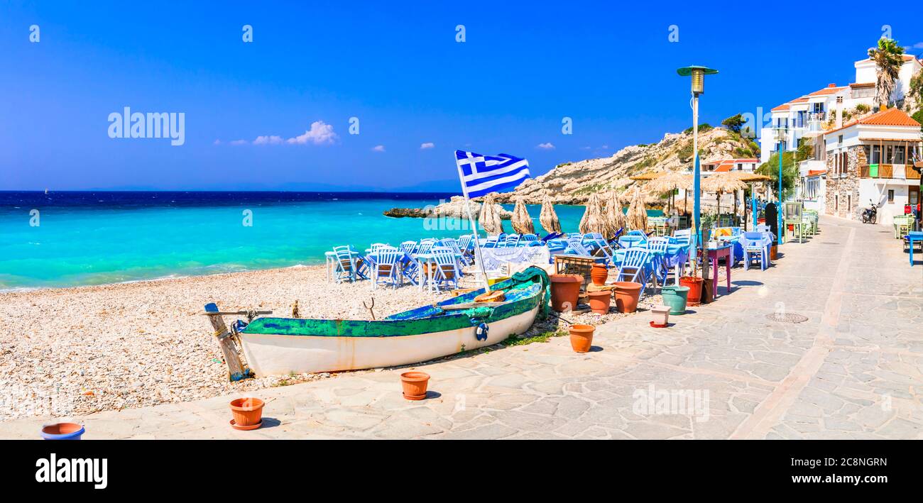 Griechenland Reisen. Das schönste Dorf und die schönsten Strände der Insel Samos - Kokkari. Beliebtes Touristenziel Stockfoto