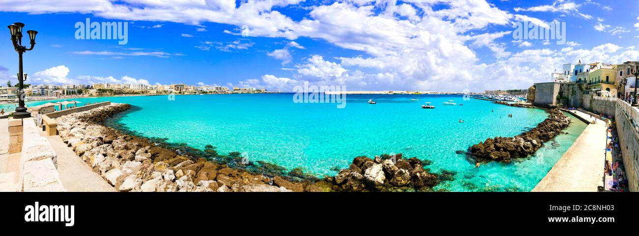 Sommerurlaub in Apulien, wunderbare Otranto Stadtzentrum mit kristallklarem Meer. Südlich von Italien Stockfoto