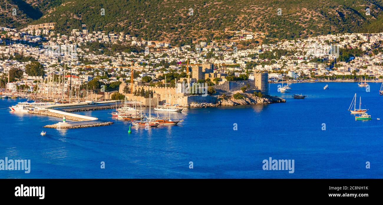 Bodrum, Wahrzeichen der Türkei. Blick auf den Hafen und die Altstadt mit mittelalterlicher Burg Stockfoto