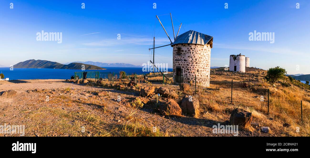 Bodrum - beliebte touristische Küstenstadt in der Türkei. Traditionelle alte Windmühlen Stockfoto