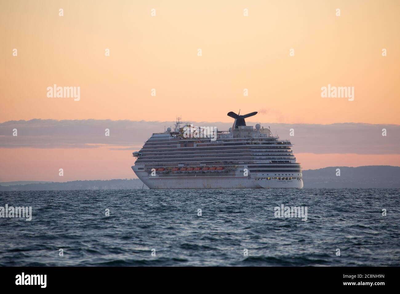Das Kreuzfahrtschiff Carnival Magic vor der südlichen Küste von Devon während des Coronavirus Ausbruch vor Anker. Devon England GB Stockfoto