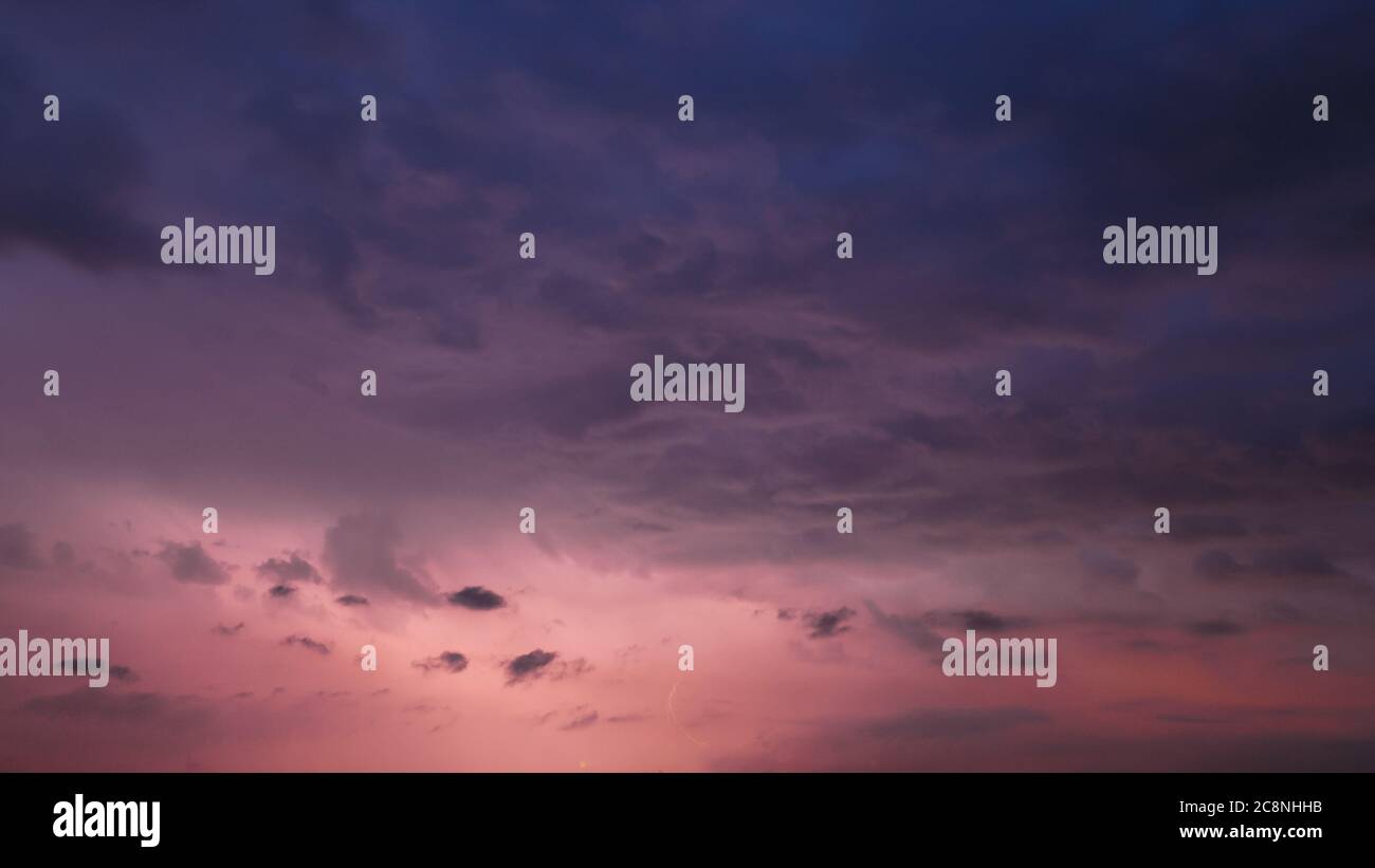 Sonnenuntergang Stürmisch Dramatischer Himmel Vor Regen Stockfoto
