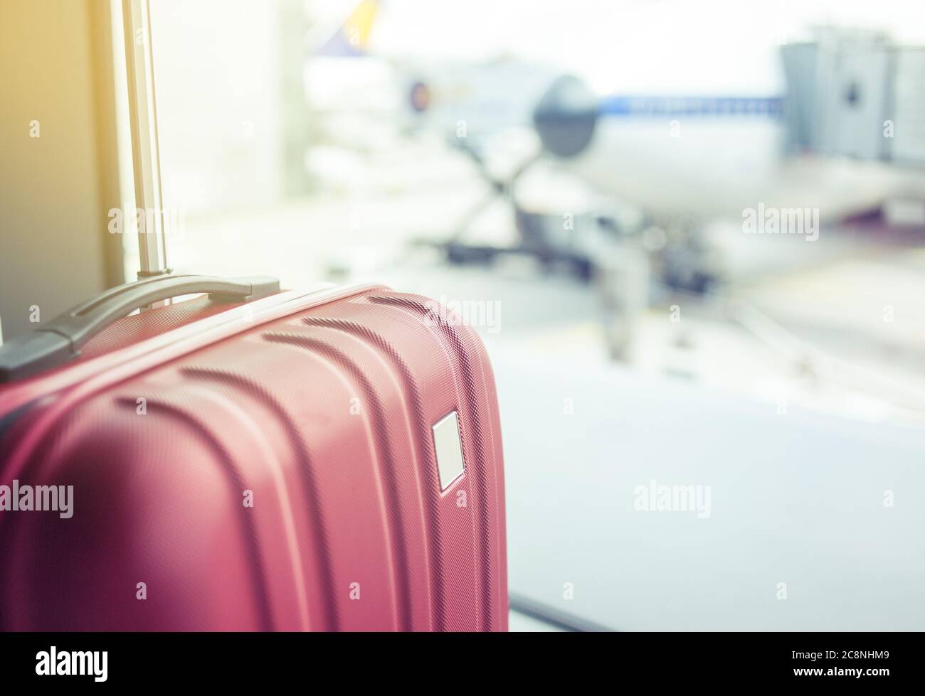 Koffer im Flughafen im Wartebereich Stockfoto