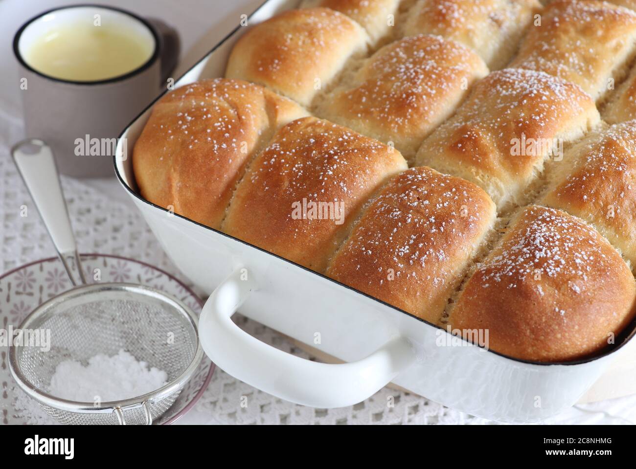 Im Ofen gebackene Hefeknödel mit Vanillesoße Stockfoto
