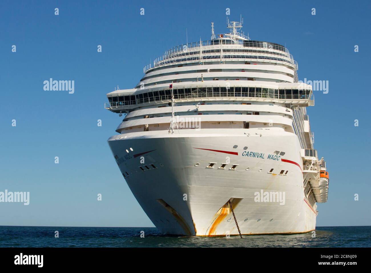 Das Kreuzfahrtschiff Carnival Magic vor der Küste von Süd-Devon während der Coronavirus Ausbruch vor Anker. Devon England GB Stockfoto