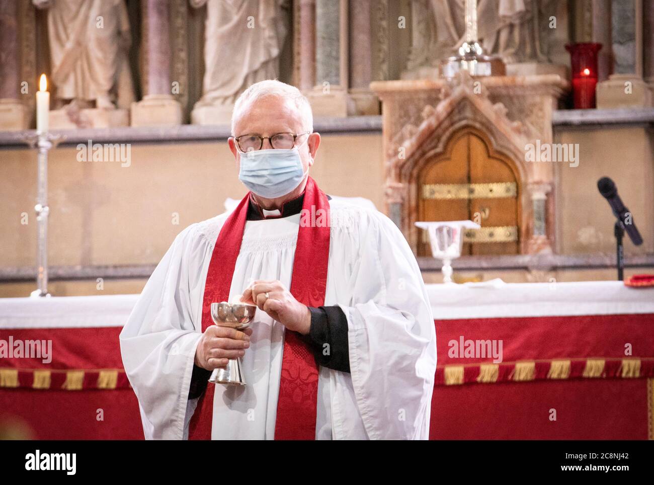 Rev Canon Joe Morrow während der ersten Post-Lockdown-Taufgottesdienst in der Scottish Episcopal Church des 11 Monate alten Magnus Hutchwaite, in St. James the Great Church in Stonehaven. Stockfoto