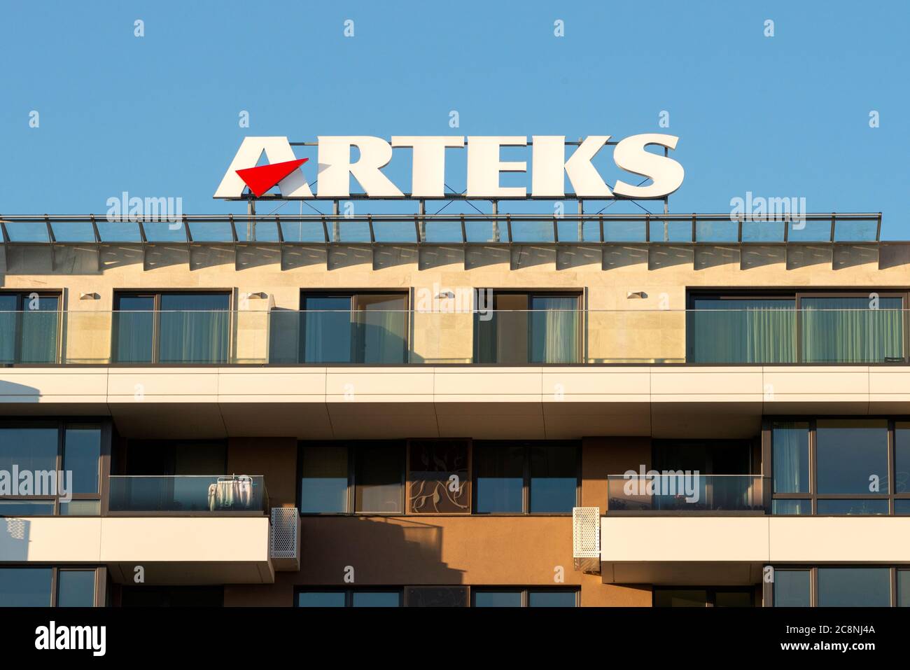 Arteks Logo und Schild auf Wohngebäude von Arteks Engineering als angeblich eine der besten Bau-und Bauunternehmen in Bulgarien Stockfoto