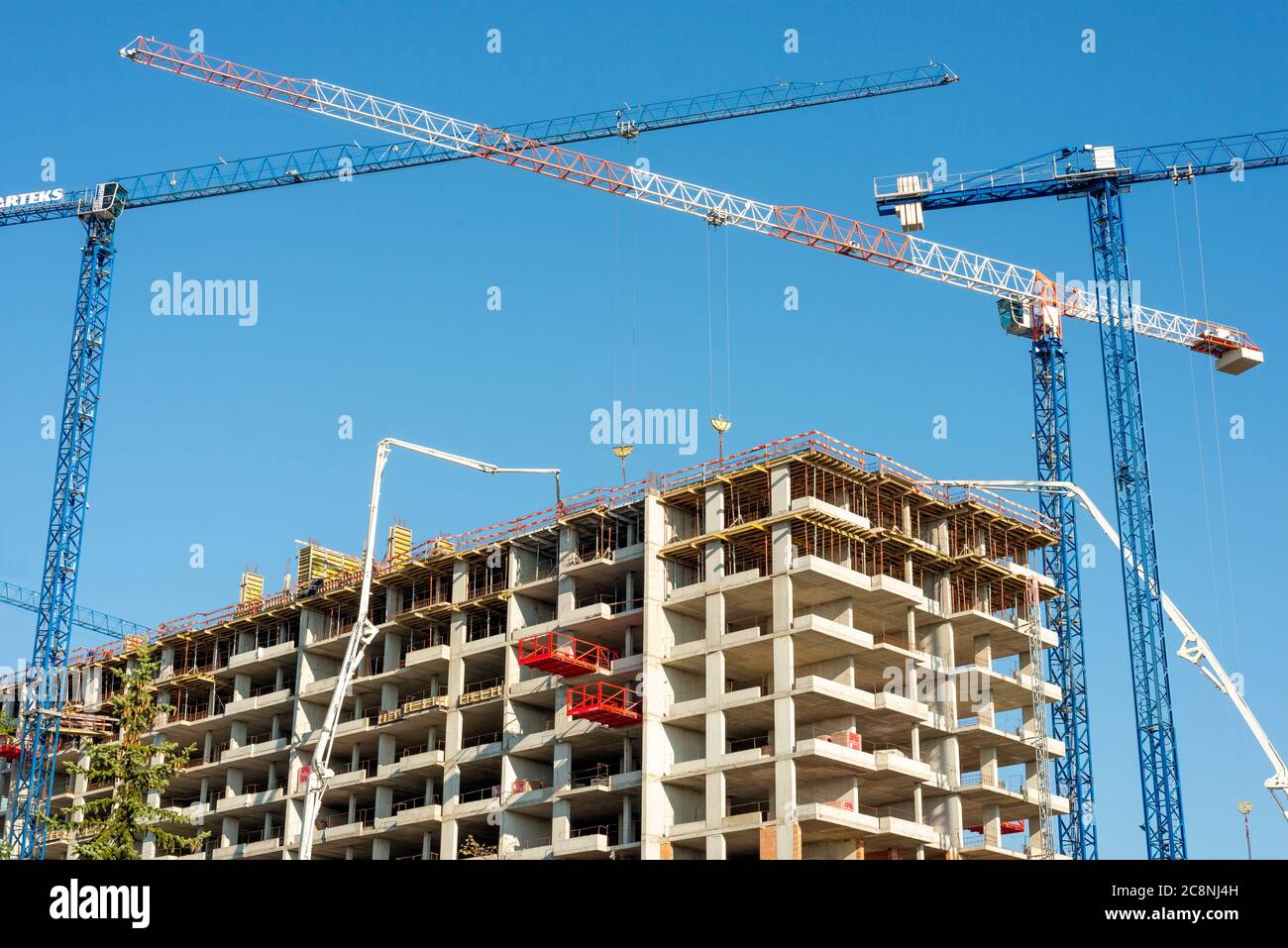 Turmdrehkrane und Betonauslegerpumpen im Hochhaus Baustelle von Arteks Engineering in Sofia Bulgarien Stockfoto