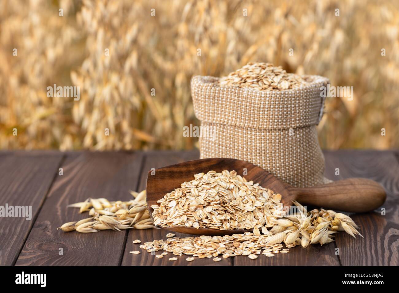 Haferflocken und Feld Stockfoto