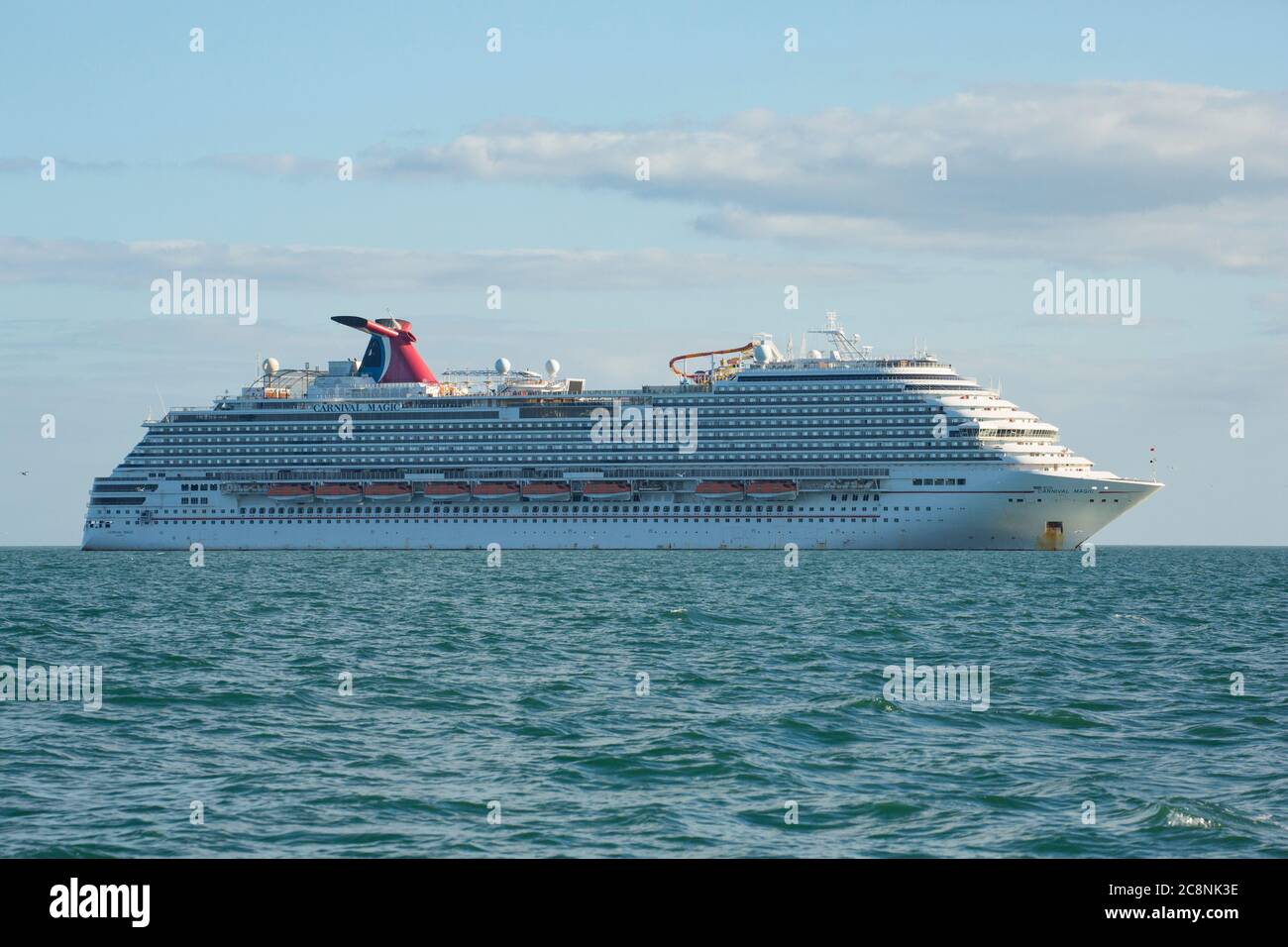 Das Kreuzfahrtschiff Carnival Magic vor der südlichen Küste von Devon während des Coronavirus Ausbruch vor Anker. Devon England GB Stockfoto