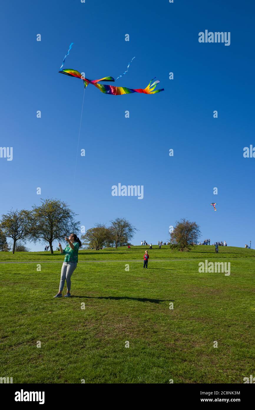 Drachen geflogen an einem schönen sonnigen Herbsttag in Primrose Hill, London, Großbritannien. Vertikales Format. Stockfoto