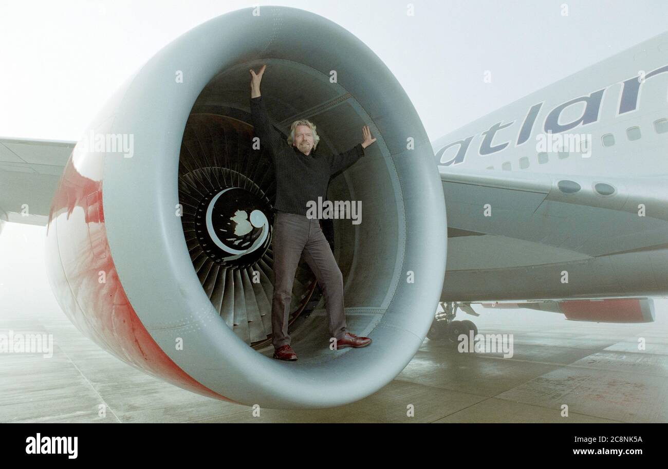 Airline-Chef Sir Richard Branson steht während der Nebelschlusszeit 1999 im Triebwerk einer boeing 747 am Londoner Flughafen Heathrow. Stockfoto