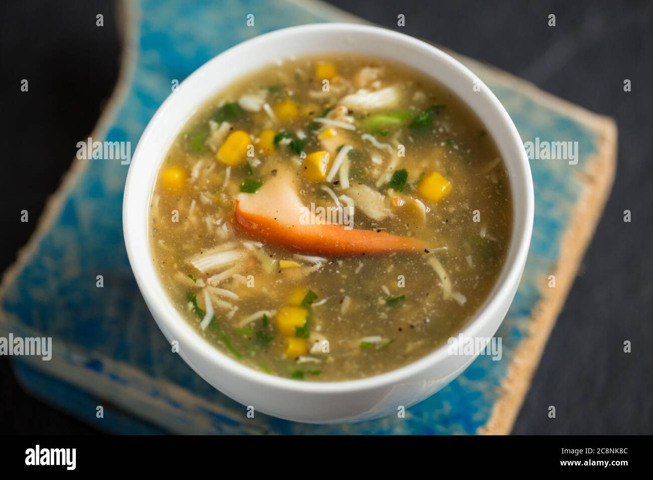 Eine hausgemachte Schale Krabbensuppe mit einer braunen Krabbe, Krebs Pagurus, die im Ärmelkanal gefangen wurde. Das Gericht enthält Frühlingszwiebeln, Süßungsmittel Stockfoto