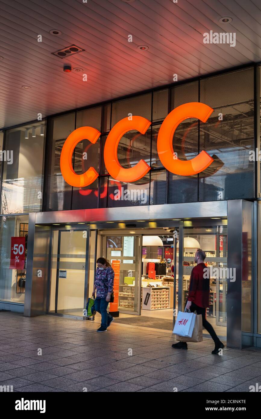 Warschau, Polen - 18. Juni 2020: Eintritt zum CCC Schuhe und Taschen-Shop  im Stadtzentrum am Abend Stockfotografie - Alamy