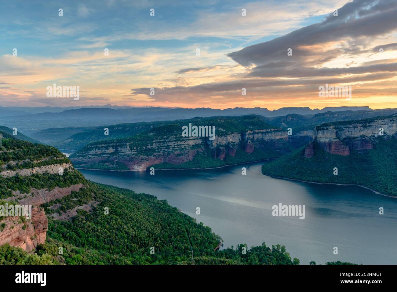 Sonnenaufgang über dem See (Panta de Sau, Katalonien, Spanien) Stockfoto