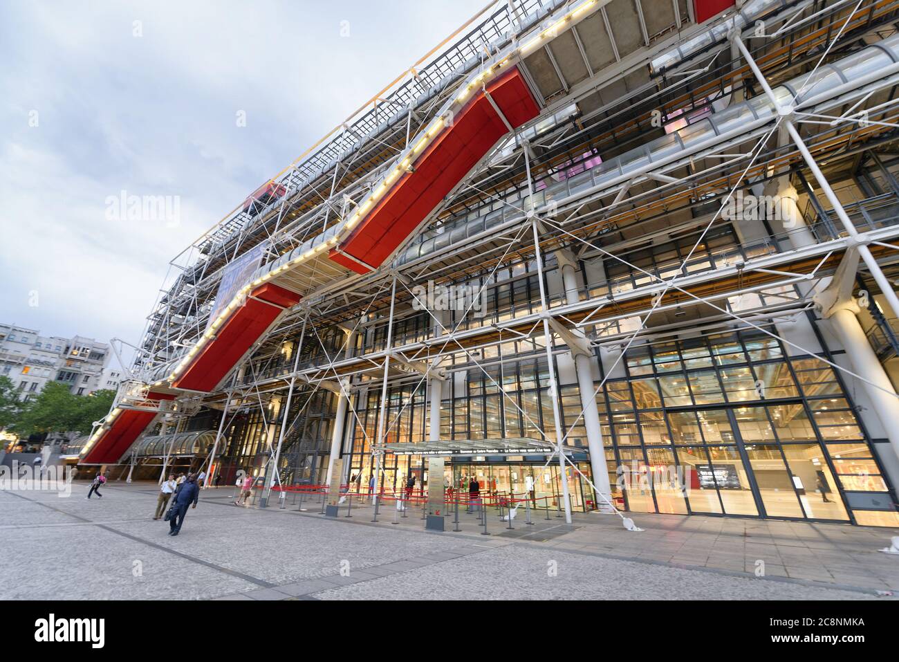 PARIS - JUNI 2014: Blick auf die Straße des Centre Pompidou. Die Stadt zieht jährlich 30 Millionen Touristen an. Stockfoto