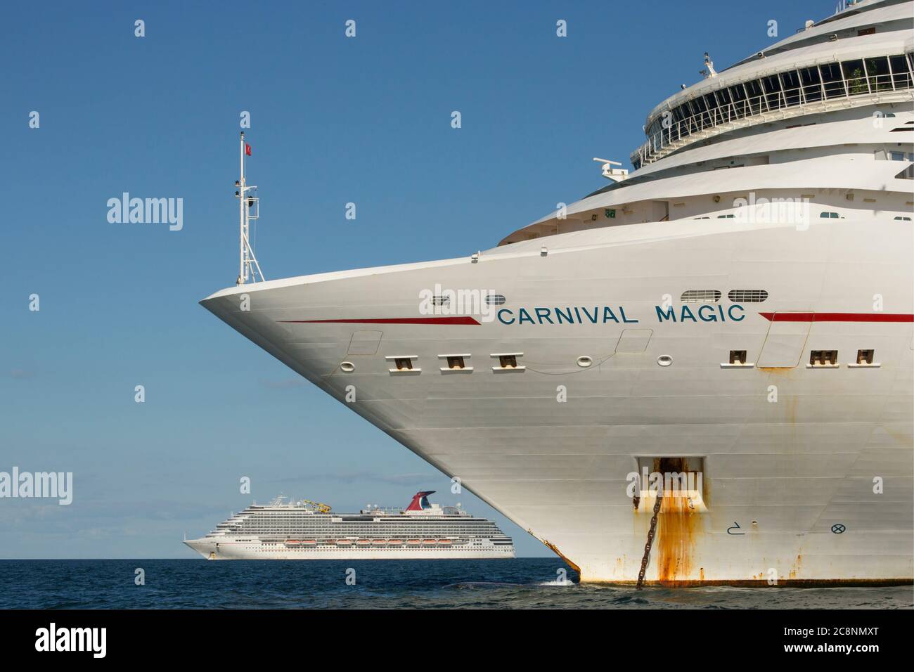 Von links nach rechts: Die Kreuzfahrtschiffe Carnival Breeze und Carnival Magic ankerten während des Coronavirus-Ausbruchs vor der Küste von Süd-Devon. Devon Englan Stockfoto