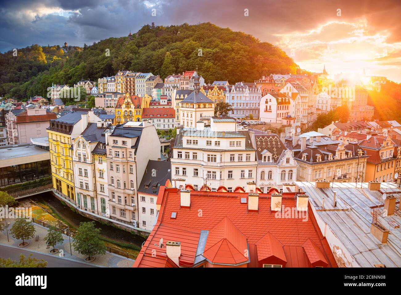 Karlsbad, Tschechische Republik. Luftbild von Karlovy Vary (Karlsbad), in Westböhmen bei schönem Sonnenuntergang. Stockfoto