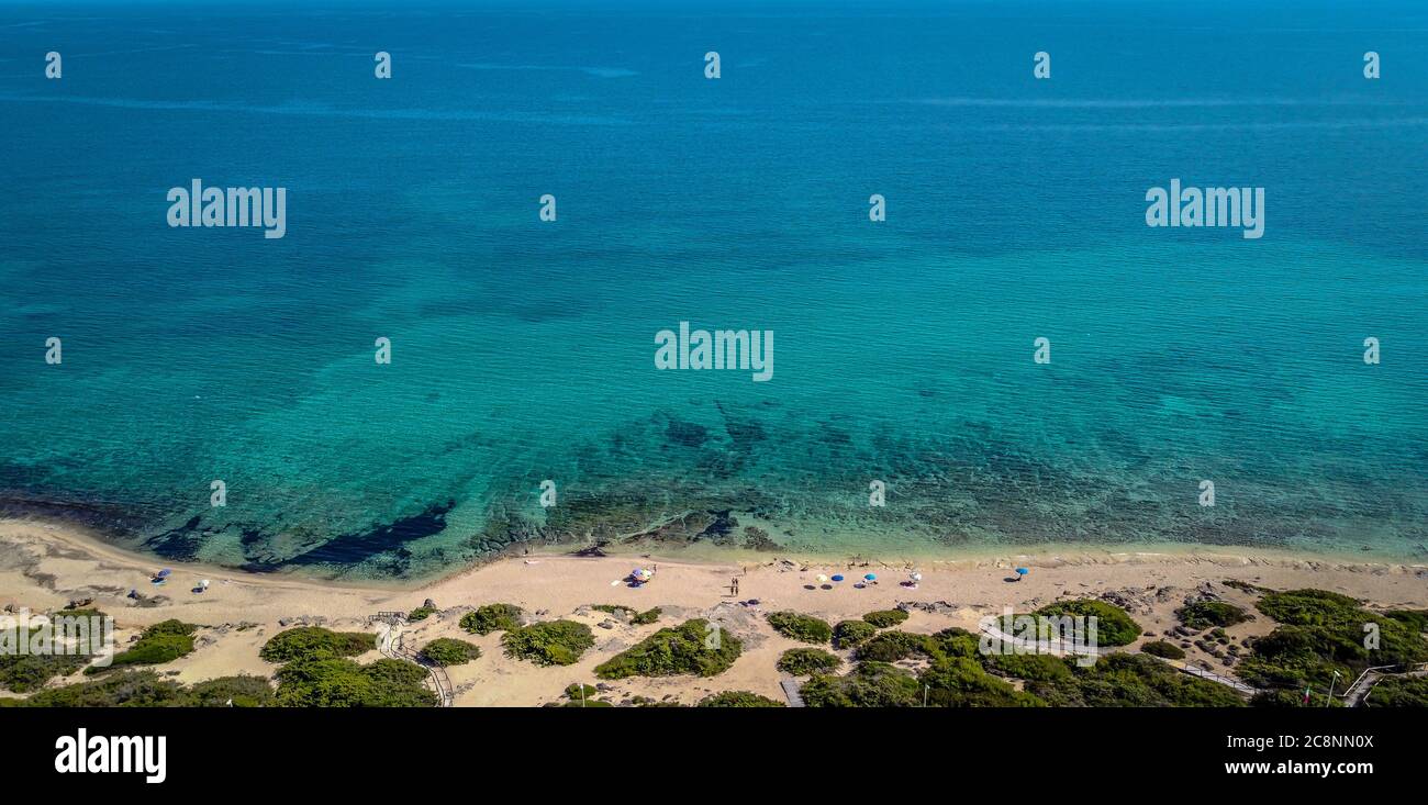 Punta Prosciutto ist ein wunderschöner Küstenabschnitt des Salento, der zur Gemeinde Porto Cesareo, Region Apulien, Süditalien, gehört. Stockfoto