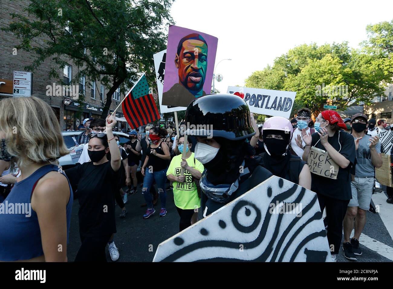 Demonstranten marschieren am 25. Juli 2020 in New York City gegen die Übernahme der Bundespolizei durch Portland Oregon und ihre Taktik zur Bekämpfung friedlicher Kundgebungen. Die Proteste in Portland begannen nach dem Tod von George Floyd und Breonna Taylor, die von Polizisten getötet wurden. Präsident Trump hat sich zum Präsidenten der Ordnungsbehörden erklärt und die lokalen Strafverfolgungsbehörden aufgefordert, die bei Protesten eingesetzte Gewalt zu erhöhen. Präsident Trump hat kürzlich gesagt, er entsende Bundesagenten, um die Strafverfolgungsbehörden in Portland zu unterstützen, um die Proteste zu kontrollieren. (Foto von John Lamparski/Sipa USA) Stockfoto