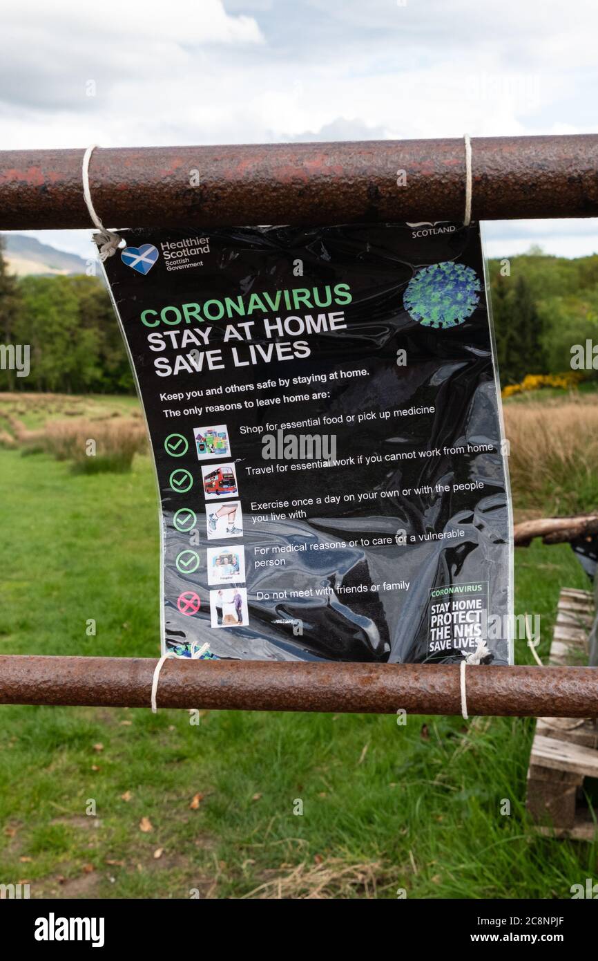 Coronavirus Stay at Home Save Lives-Schild am Farmtor neben Finnich Glen oder Devils Pulpit Schottland befestigt, um Besucher abzuschrecken, Schottland, Stockfoto