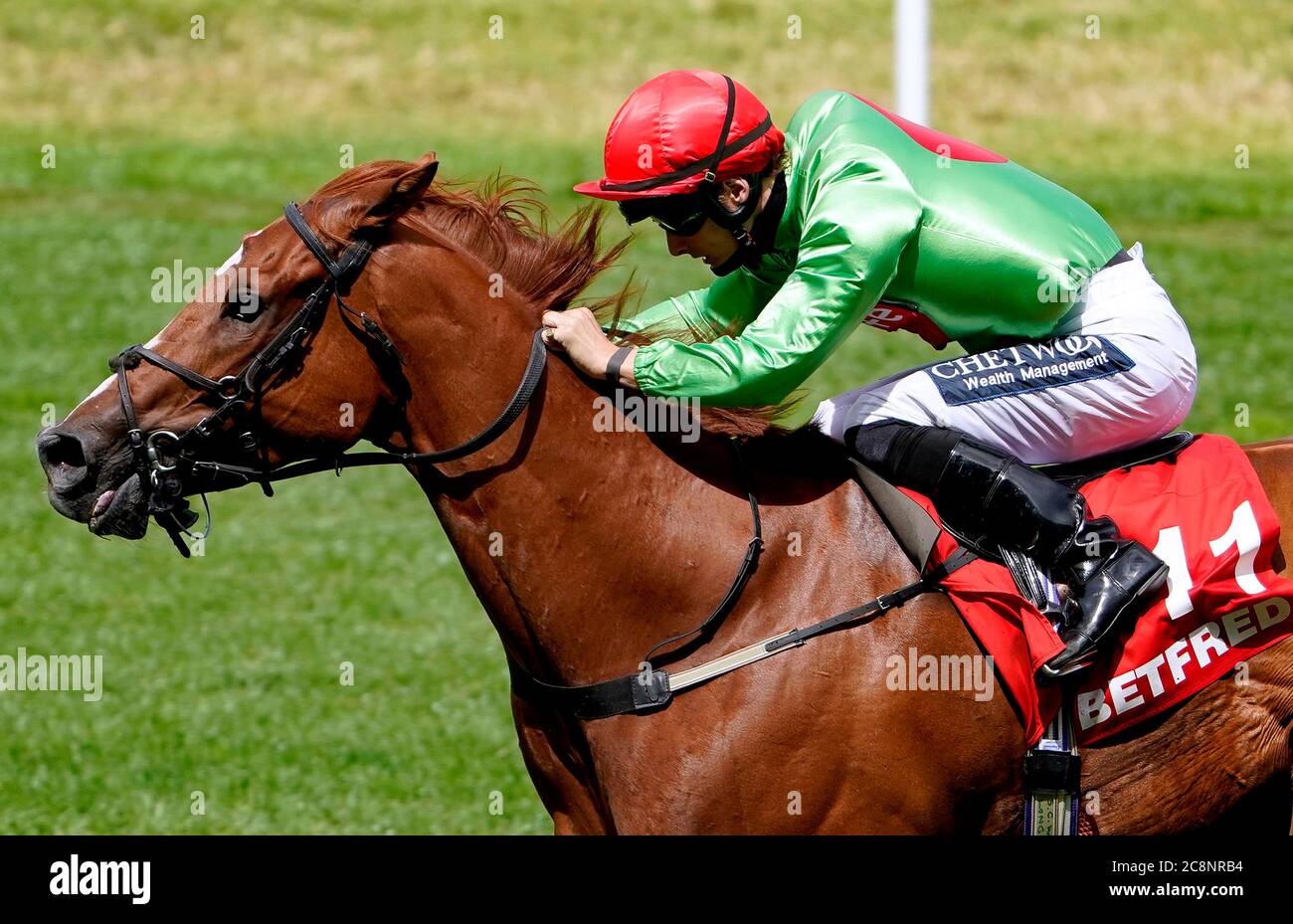 Tone the Barone von Jockey Harry Bentley gewinnt die Play Nifty Fifty exklusiv bei Betfair Handicap Stakes auf der Ascot Racecourse. Stockfoto