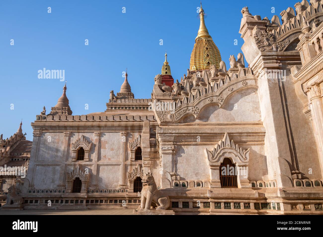 Ananda Phaya Pagode, Old Bagan, Myanmar. Wunderschöner buddhistischer Tempel aus dem 12. Jahrhundert, der als architektonisches Wunder gilt. Gebäude außen mit blauem Himmel Stockfoto