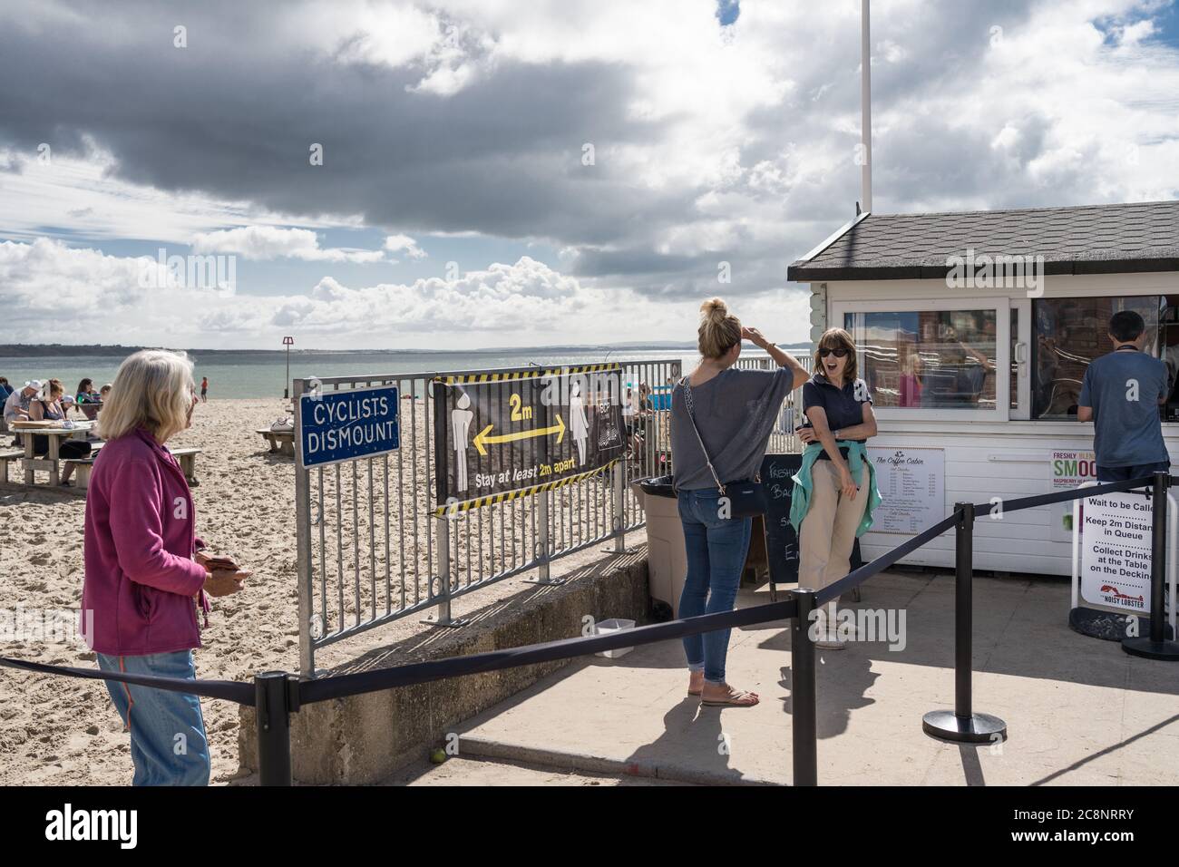 Nach der Absperrung kehren Familien und Urlauber an die Strände, Strandhütten, Cafés und Restaurants von Christchurch zurück Stockfoto