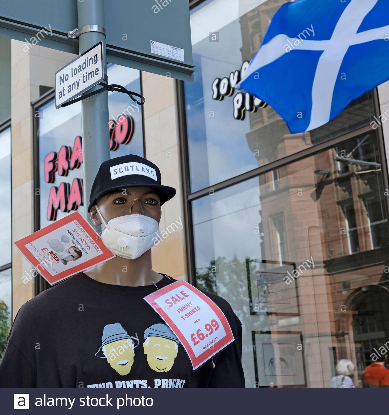 Edinburgh, Schottland, Großbritannien. Juli 2020. Shop Dummy mit Covid Gesichtsmasken zum Verkauf außerhalb eines Stadtzentrums Touristenladen. Kredit: Craig Brown/Alamy Live Nachrichten Stockfoto