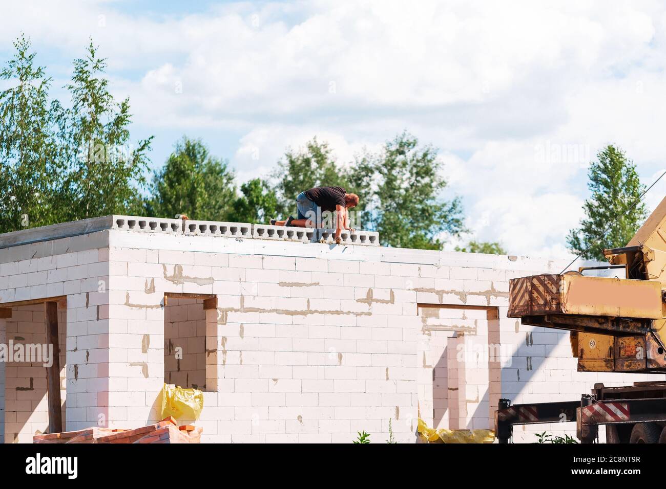 Bauarbeiter Montage Betonbodenplatte Platte auf der Baustelle. Zweite Etage Haus Beton Bodenplatte Installation Stockfoto