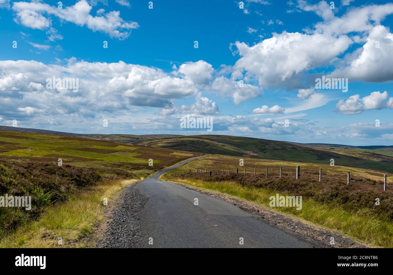 Fernsicht über Moorhügel auf ruhiger Landstraße, Lammermuir Hills, East Lothian, Schottland, Großbritannien Stockfoto