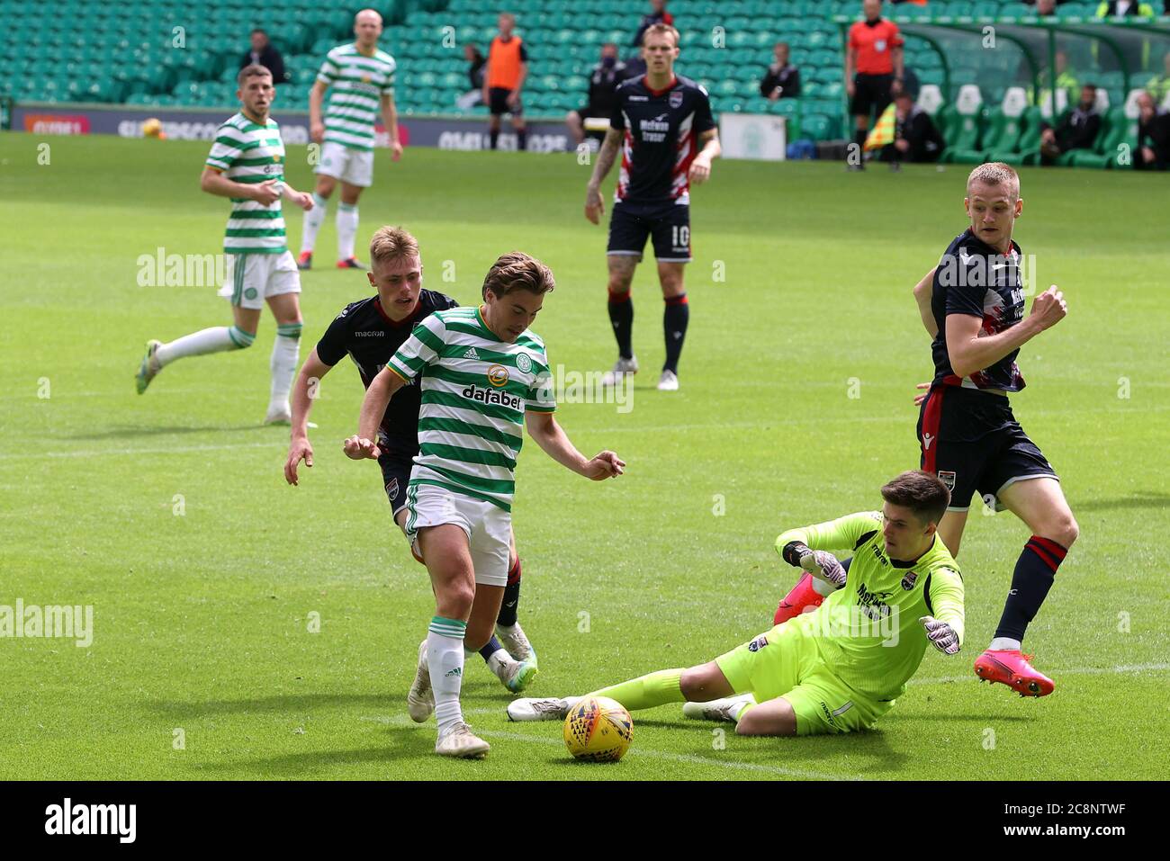 Celtic's James Forrest (Mitte) im Einsatz gegen Ross County Torwart Ross Doohan während des Vorsaison-Freundschaftsspiel in Celtic Park, Glasgow. Stockfoto