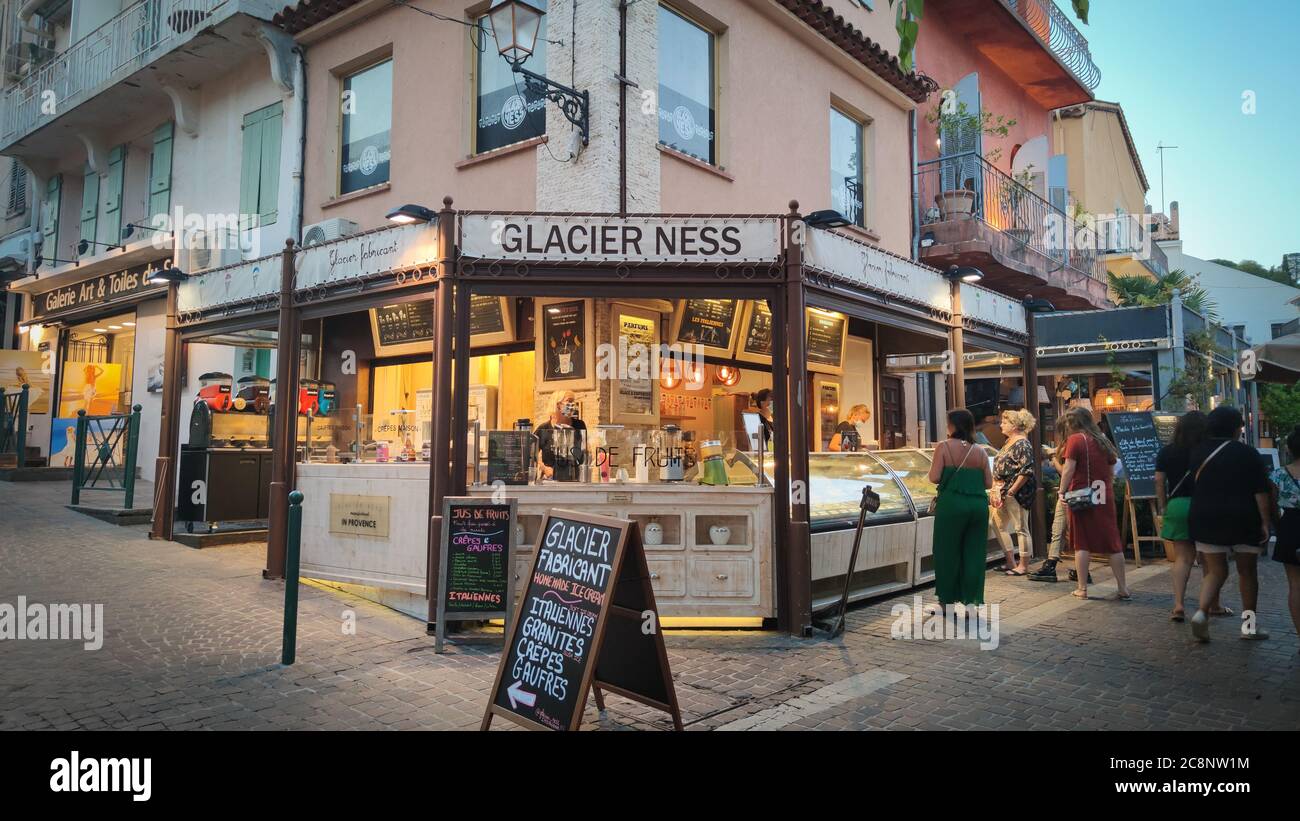 Restaurants im historischen Viertel Sainte Maxime- ST MAXIME, FRANKREICH - 13. JULI 2020 Stockfoto