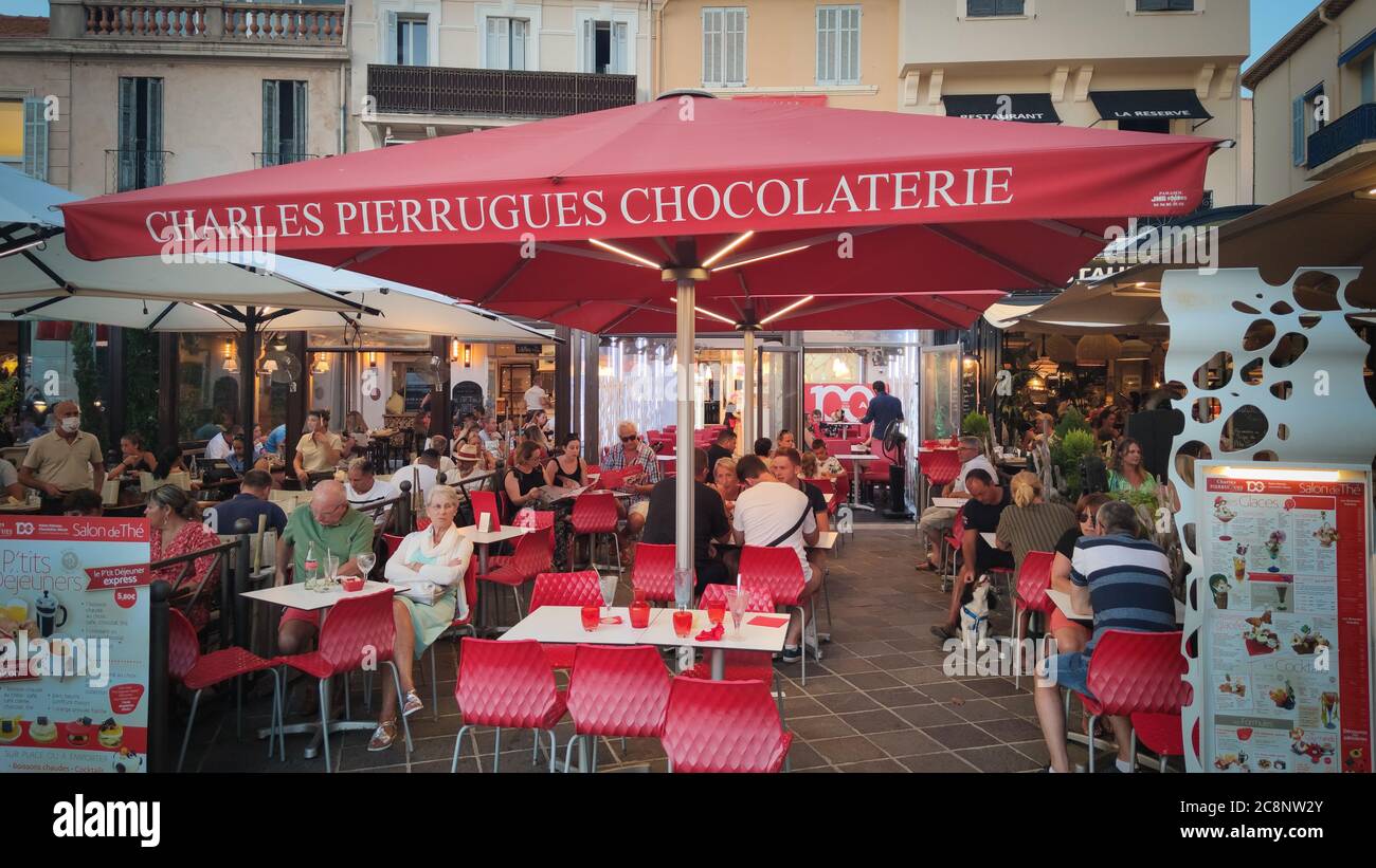 Restaurants im historischen Viertel Sainte Maxime- ST MAXIME, FRANKREICH - 13. JULI 2020 Stockfoto