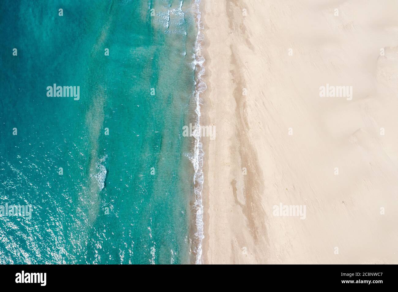 Luftaufnahme von türkisfarbenen Meereswellen und Sandstrand in Kas Patara, Antalya, Türkei,. Hochwertige Fotos Stockfoto