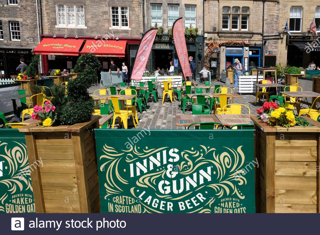 Edinburgh, Schottland, Großbritannien. Juli 2020. Normalerweise beschäftigt mit Mittagskunden, auch bei schönem Wetter und einer Lockerung der Coronavirus-Sperrbeschränkungen die Grassmarket Cafés, Pubs und Restaurants kämpfen, um Kunden zu gewinnen und die Outdoor-Tische und Sitzbereiche bleiben leer. Kredit: Craig Brown/Alamy Live Nachrichten Stockfoto