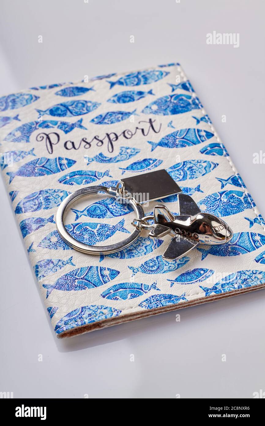 Pass mit Deckel und Metallketchen für Schlüssel in Form eines Flugzeugs. Stockfoto