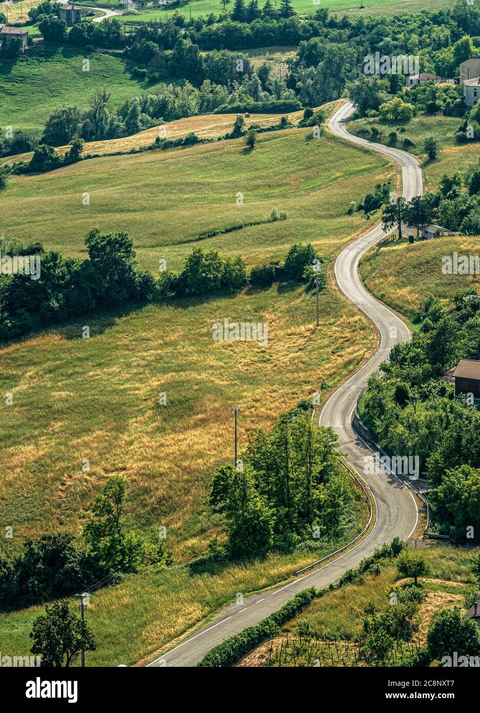 Hügelige kurvige Straße ohne Verkehr durch die Hügel des nördlichen Apennins. Bardi, Provinz Parma, Emilia Romagna, Italien. Stockfoto