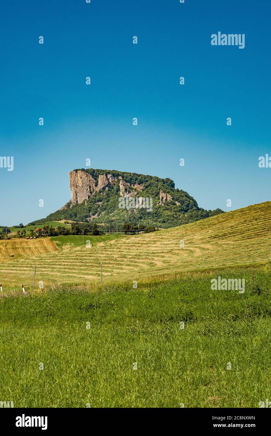 Der Pietra di Bismantova (Stein von Bismantova) vom Boden aus gesehen. Castelnovo ne' Monti, Provinz Reggio Emilia, Emilia Romagna, Italien. Stockfoto