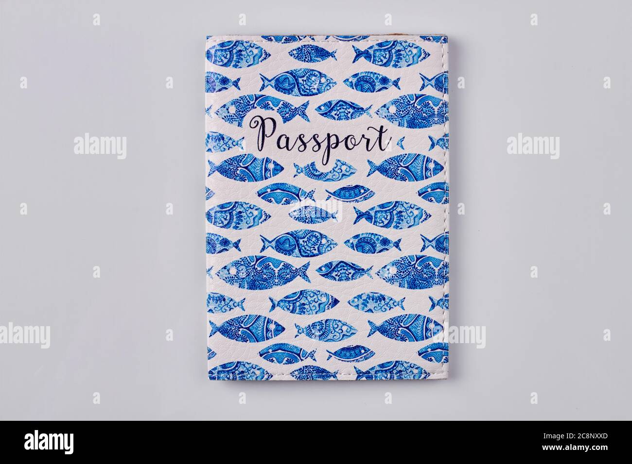 Geschlossener Reisepass mit Deckblatt. Stockfoto