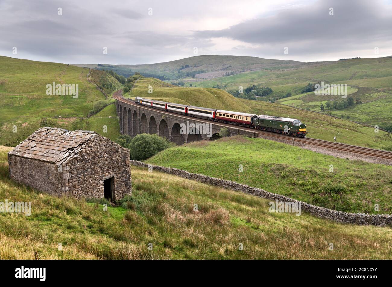 Der Staycation Express Sommer Sonderzug auf der Settle-Carlisle Bahn im Viadukt von Arten Gill, Dentdale, Cumbria. Stockfoto