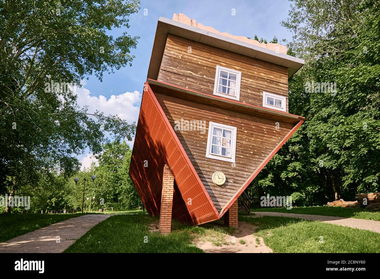 Die Upside Down House Attraktion. Touristischer Komplex von Dukora, Weißrussland Stockfoto