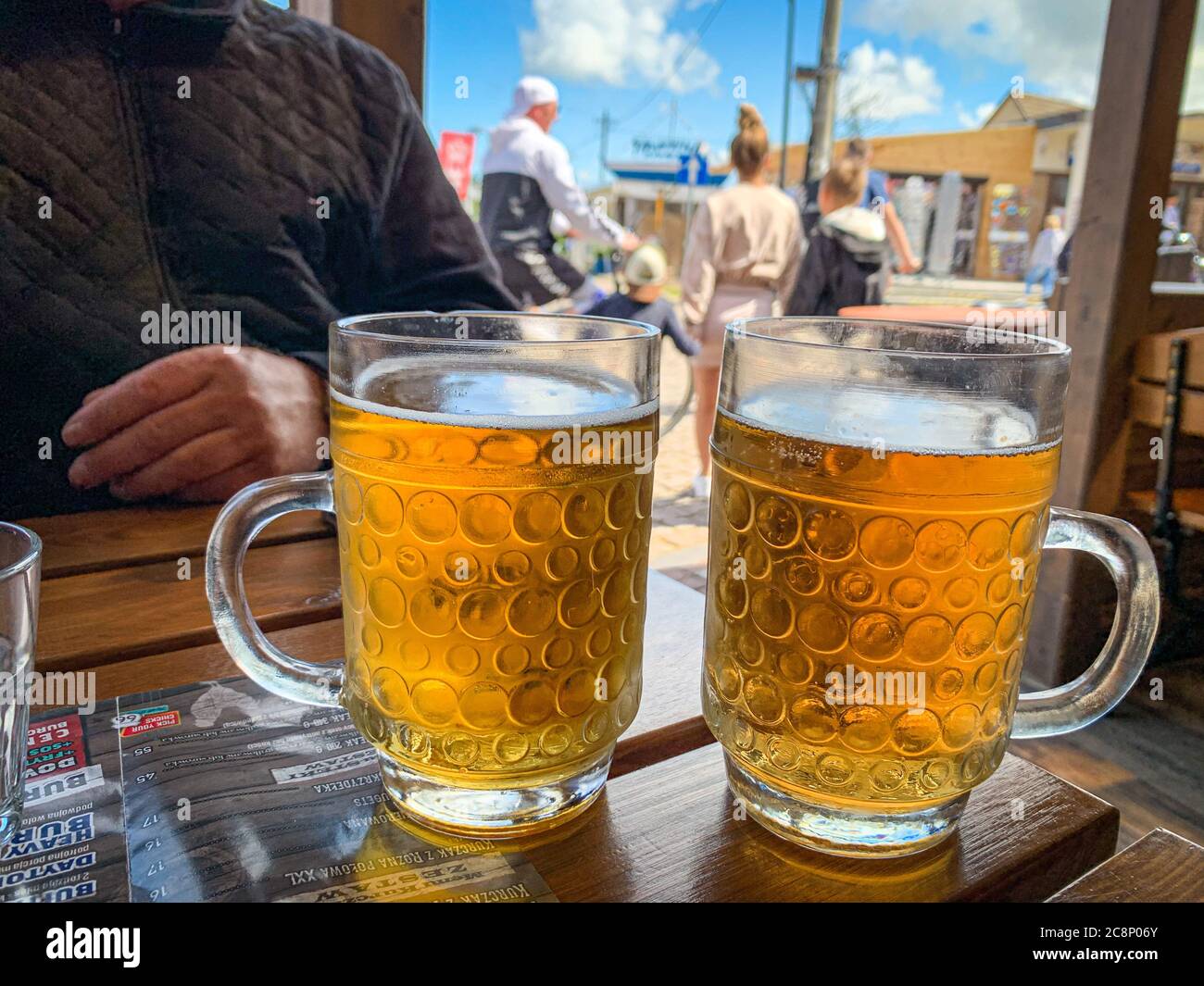 Auf einem Tisch stehen zwei große Gläser Bier nebeneinander Stockfoto