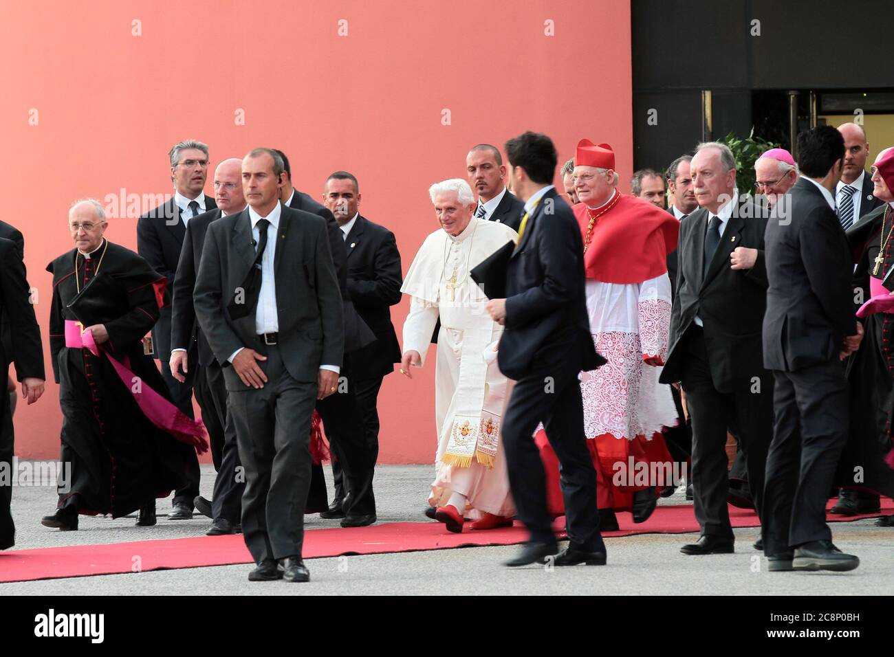 VENEDIG, ITALIEN - MAI 09: Papst Benedikt XVI. Kommt am Flughafen Venedig Marco Polo an, um am 9. Mai 2011 in Venedig, Italien, in den Vatikan zurückzukehren. Stockfoto