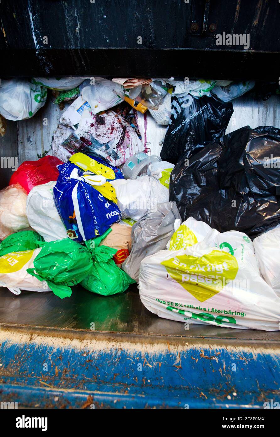 Ein Abfallsammler, auch bekannt als Staubmann, Binman (in Großbritannien), Garbageman oder Müllmann (in den Vereinigten Staaten) während ihrer Arbeit. Foto Jeppe Gustafsson Stockfoto