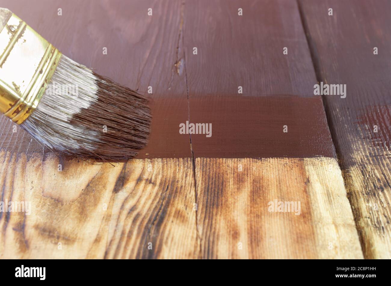Pinsel auf Holzfläche malen Stockfoto
